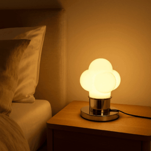 Lampada da tavolo in vetro lattimo e metallo cromato Anni '60