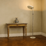 Piantana design anni ’70 con luce riflessa orientabile