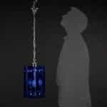 Lampada a sospensione anni ’60 in vetro blu e metallo cromato