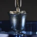 Lampada a sospensione anni ’60 in vetro blu e metallo cromato