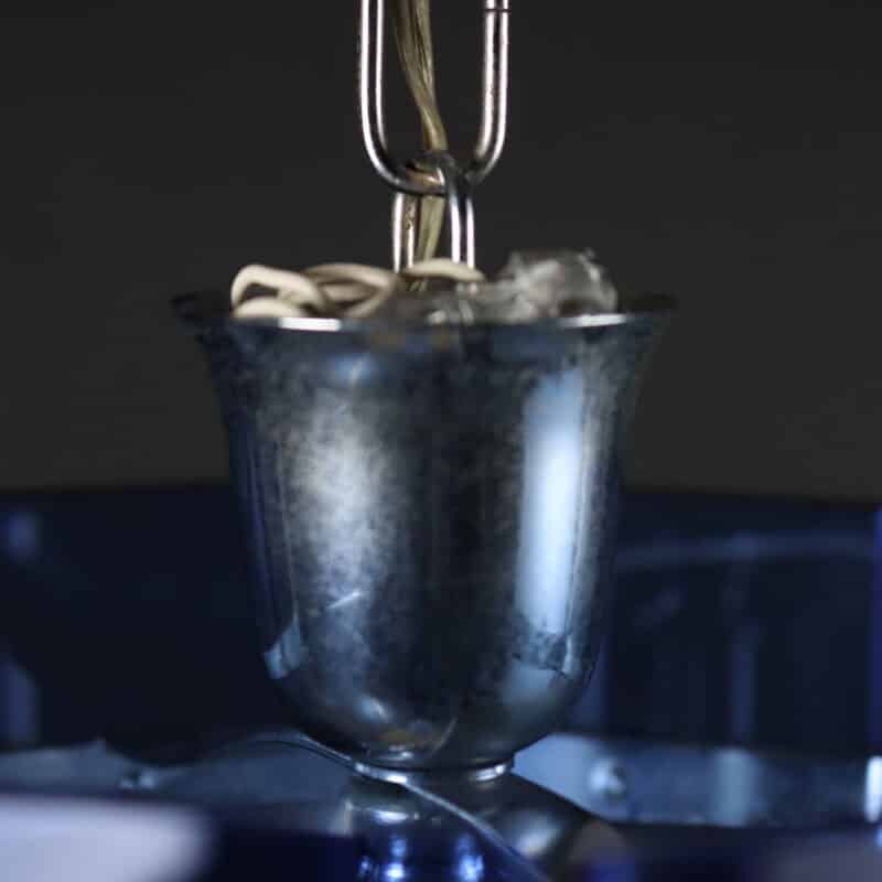 Lampada a sospensione anni ’60 in vetro blu e metallo cromato