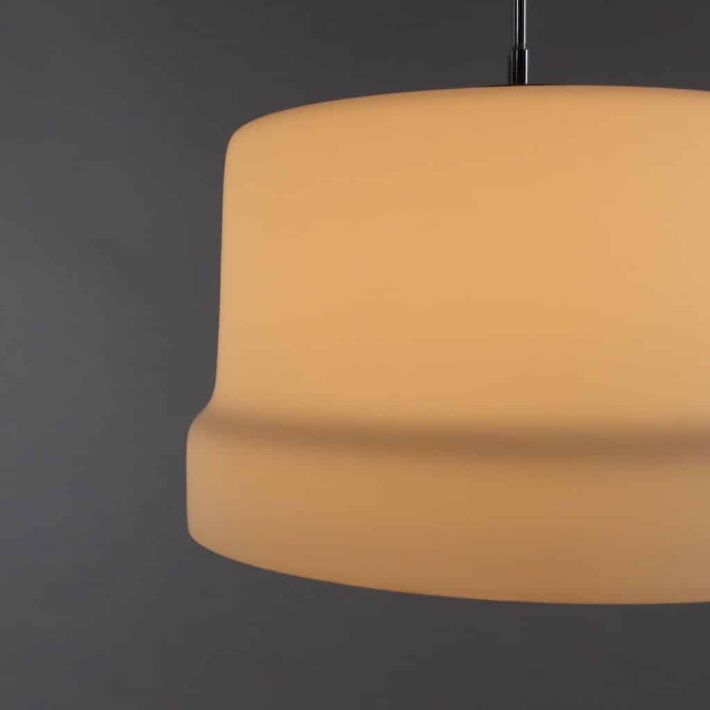 Lampada a sospensione anni '70 in vetro opalino