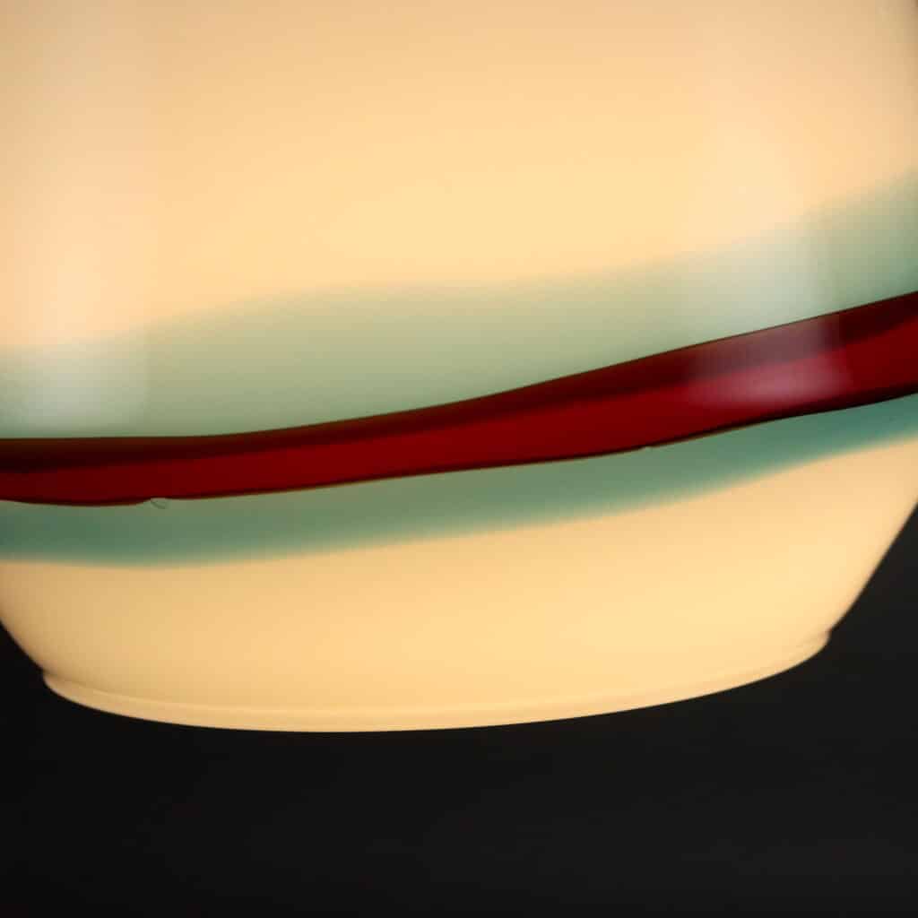 Lampada anni ’60 in vetro soffiato con decoro rosso e azzurro