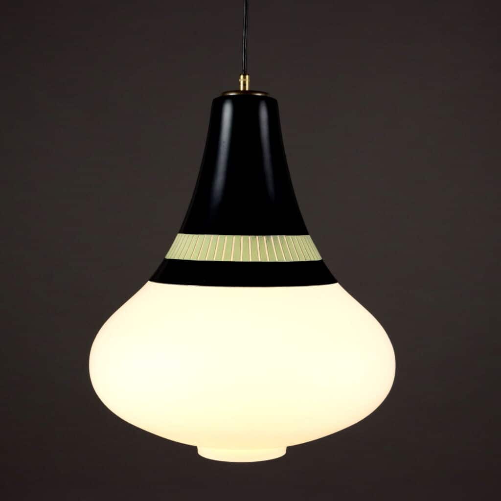 Lampadario Stilnovo Anni '60 in vetro opalino e alluminio