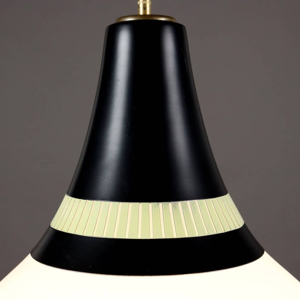 Lampadario Stilnovo Anni '60 in vetro opalino e alluminio