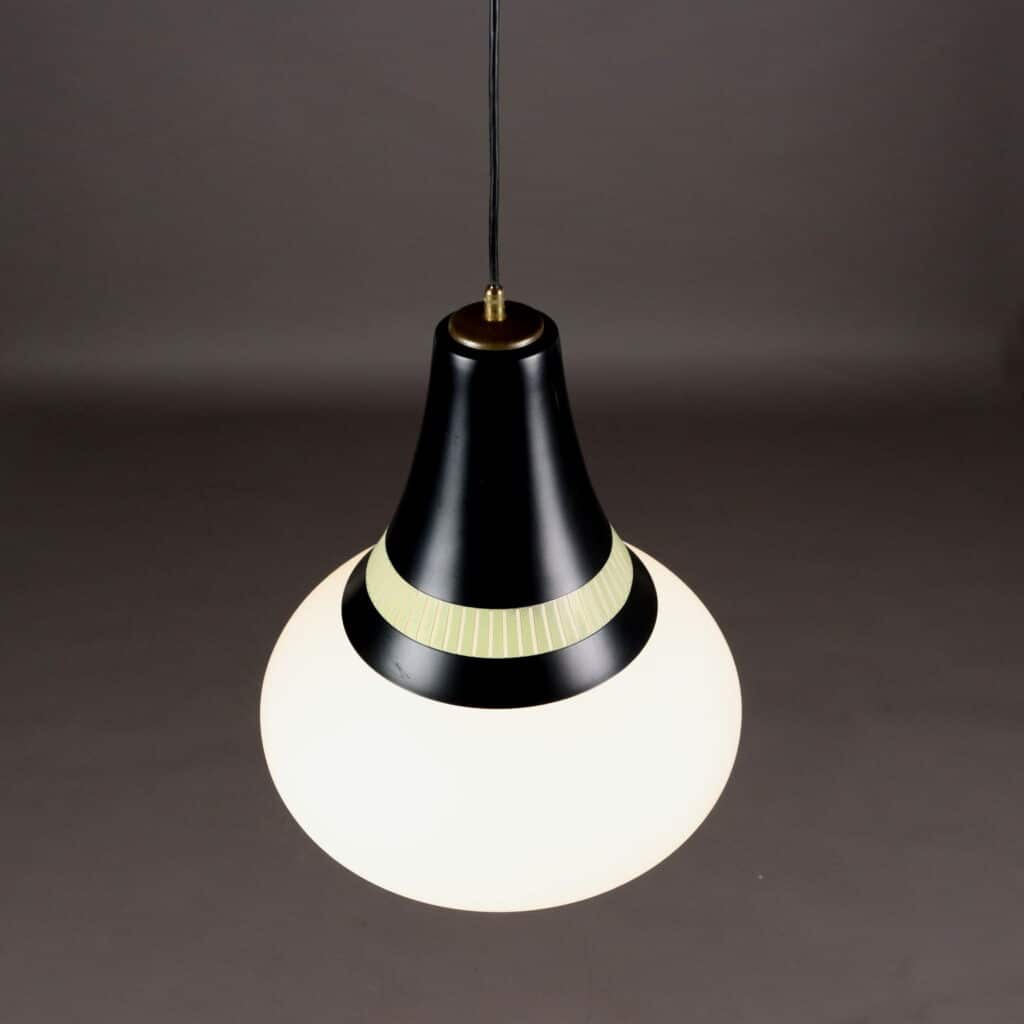 Lampadario Stilnovo Anni '60 in vetro opalino e alluminio
