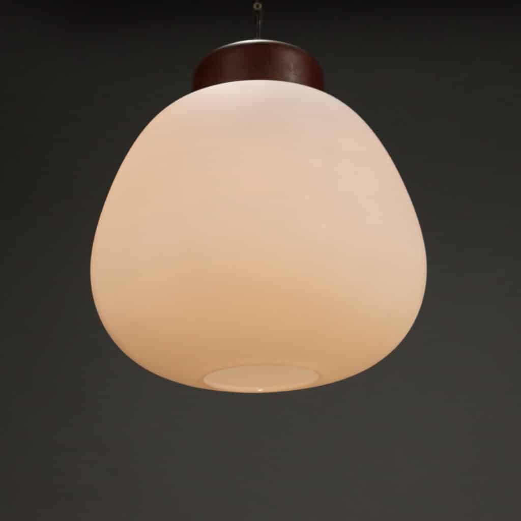 Lampadario vintage Anni '60 in teak e vetro opalino