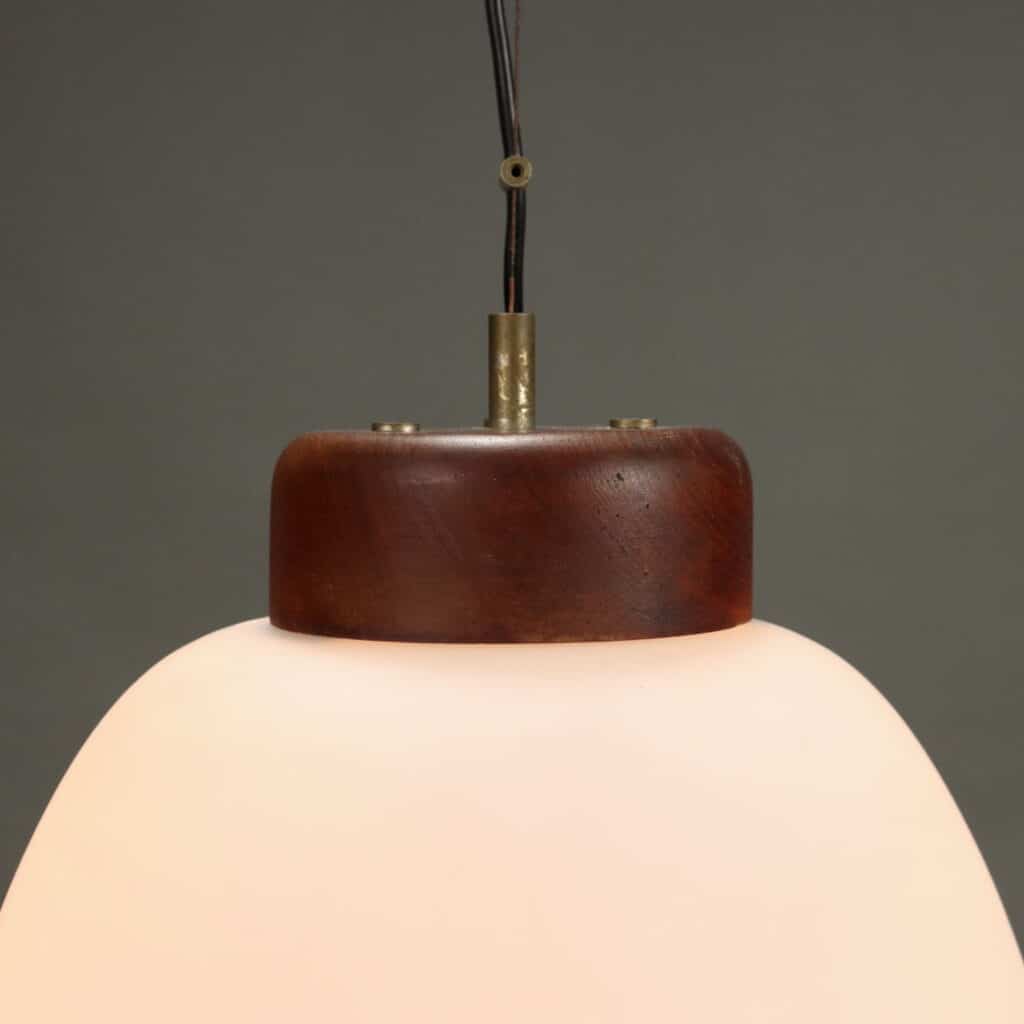 Lampadario vintage Anni '60 in teak e vetro opalino