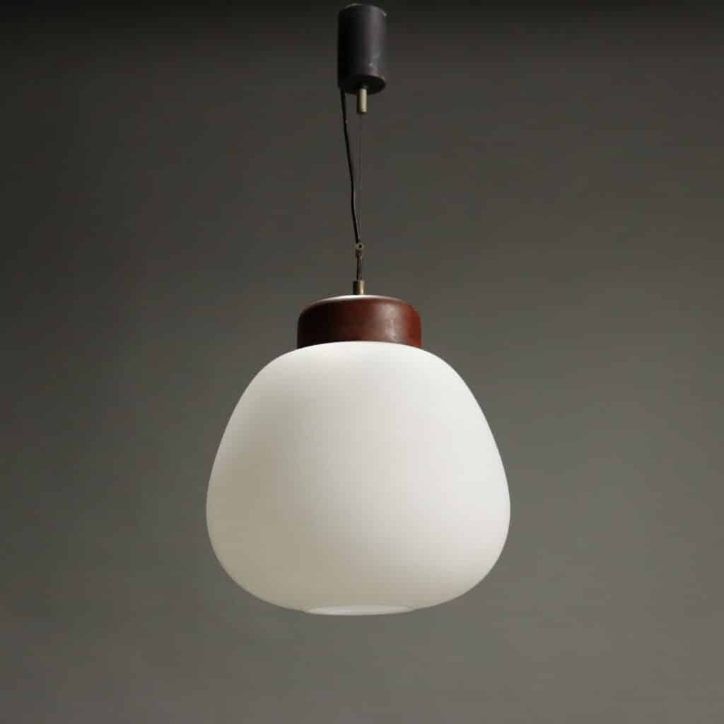 Lampadario vintage Anni '60 in teak e vetro opalino